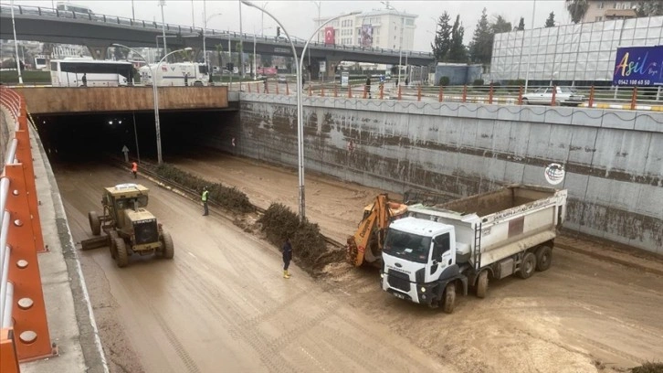 Şanlıurfa'da sel sonrası temizlik çalışmaları devam ediyor