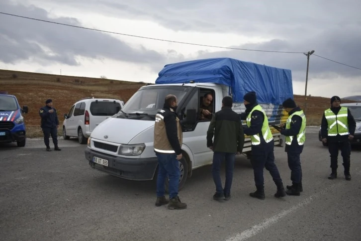 Şap hastalığına karşı jandarma ve veteriner hekimler yolları denetledi
