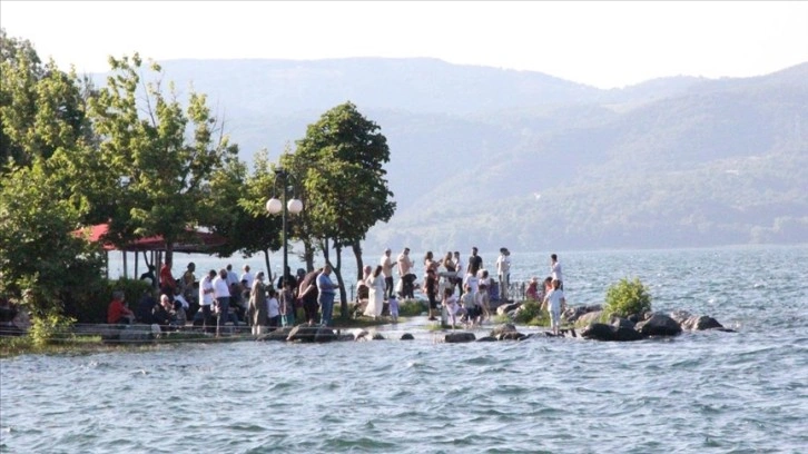 Sapanca sahilinde bayramın son gününde yoğunluk yaşandı