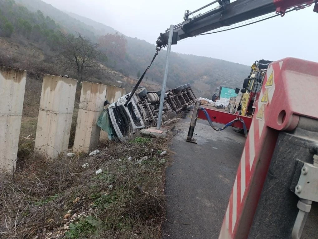 Bursa'da bir TIR şarampole devrildi