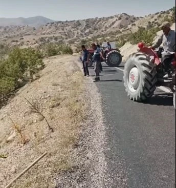 Şarampole uçan otomobil,  traktör ile çekilerek çıkarıldı
