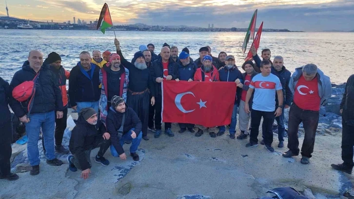 Sarayburnu Fatihleri boğazın buz gibi suyuna girdi, İsrail’i protesto etti
