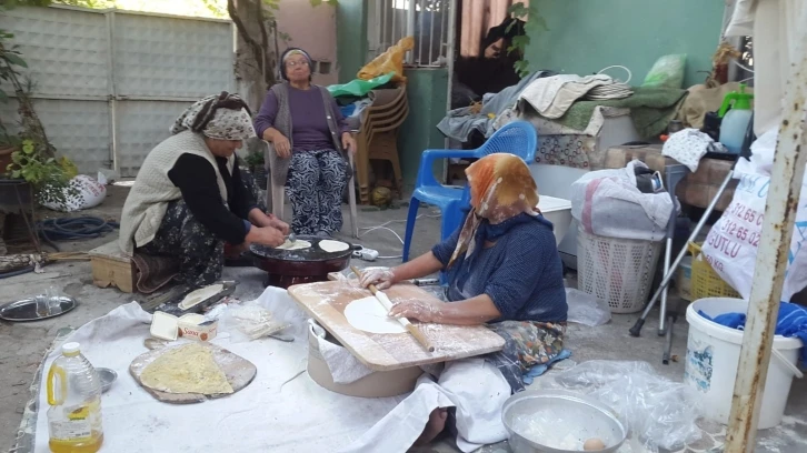 Sarıgöl’de kadınlardan imece usulü gözleme
