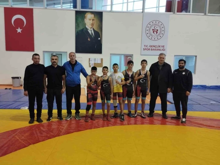 Sarıgöllü güreşçiler okul sporlarında madalyaları topladı
