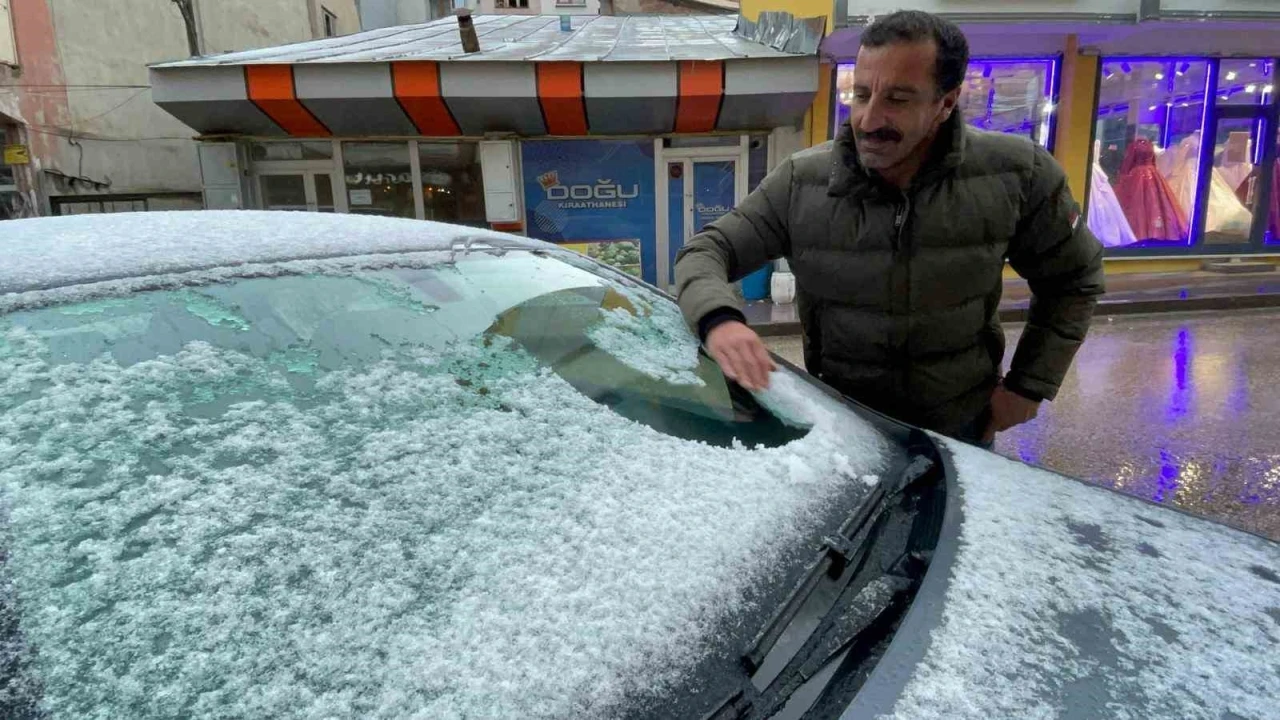 Sarıkamış’a mevsimin ilk karı yağdı
