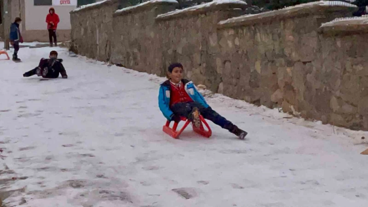 Sarıkamış’ta çocukların düşe kalka kızak keyfi
