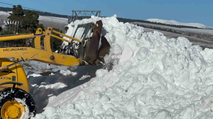 Sarıkamış’ta kardan şehit heykelleri taşınan karla yapılacak
