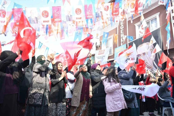 Sarıoğlan’da coşkulu kalabalık, Başkan Büyükkılıç’ı bağrına bastı
