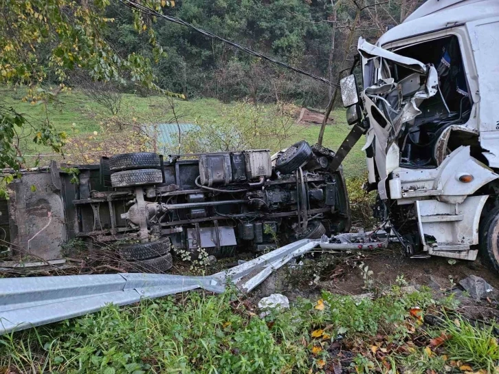 Sarıyer’de freni patlayan tırla çöp arabası çarpıştı: 1 ölü, 3 yaralı
