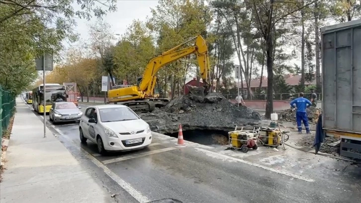 Sarıyer'de patlayan su borusu nedeniyle trafik yoğunluğu oluştu