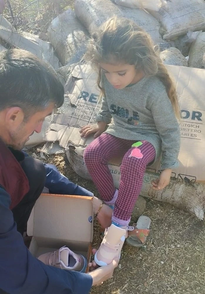 Sattığı simit parası ile sınırda yaşayan çocuklara bot ve mont dağıttı
