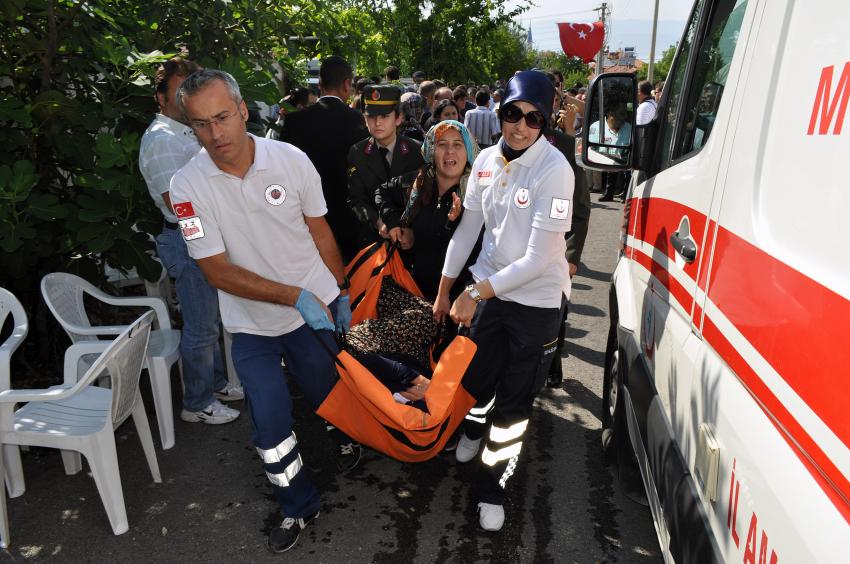 Burdurlu şehidin annesi, acıya dayanamayarak bayıldı