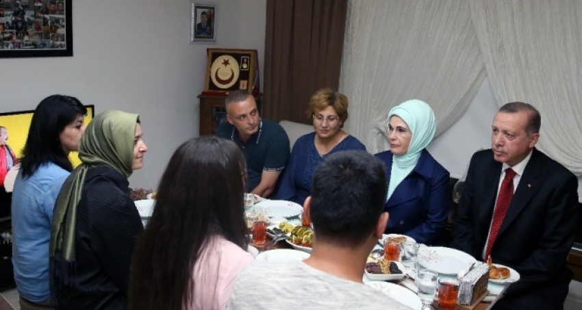 Erdoğan 15 Temmuz şehidinin evinde iftar yaptı