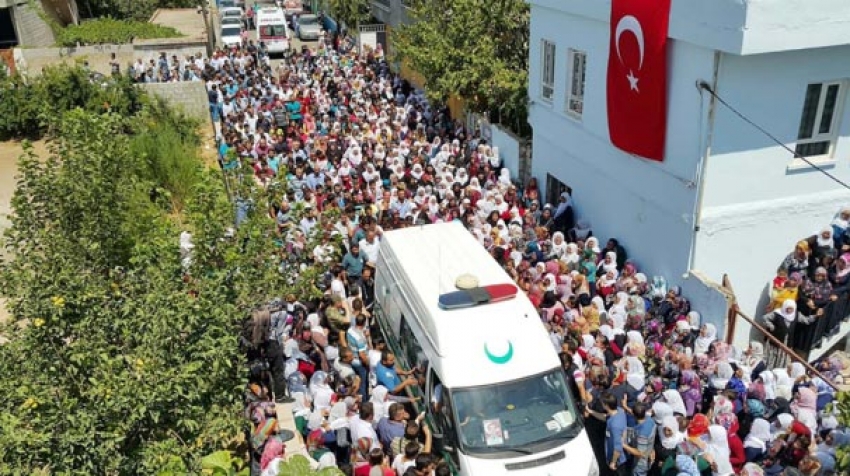 Şehit polisi 10 binler uğurladı