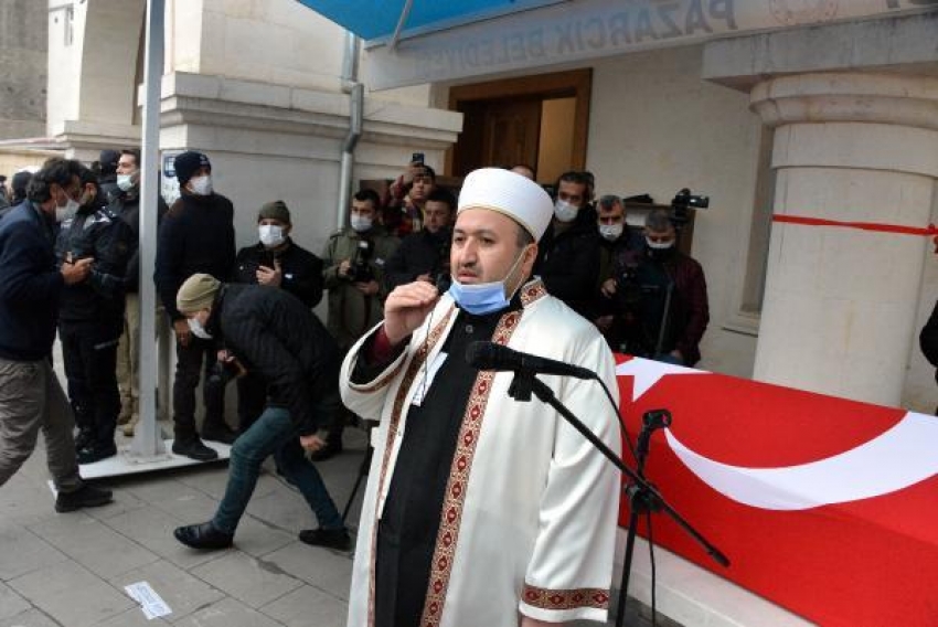 Şehit teğmenin cenazesinde duygu dolu anlar! Namazını imam olan ağabeyi kıldırdı