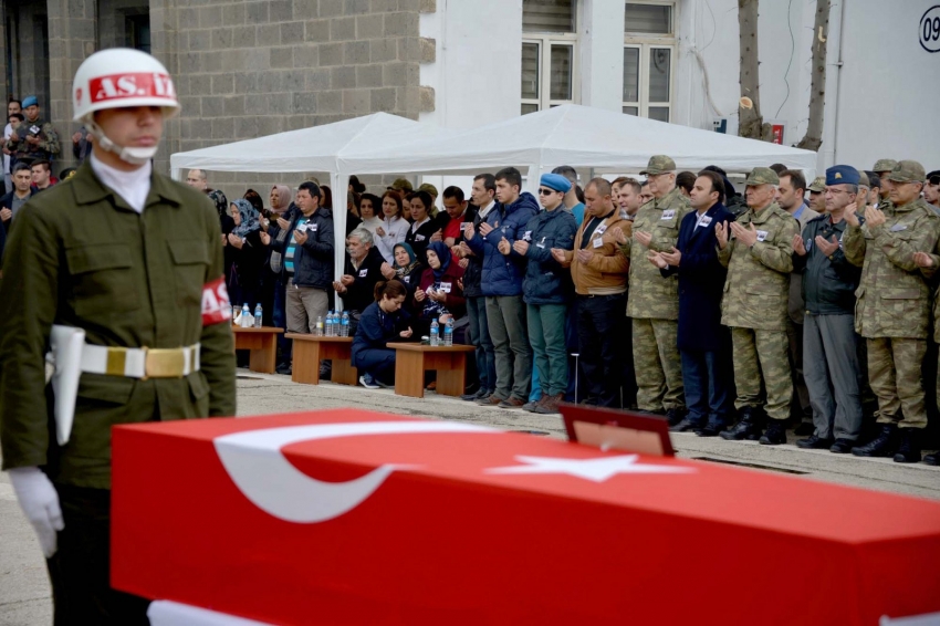 Sur’da dün şehit olan iki uzman çavuş için uğurlama töreni yapıldı