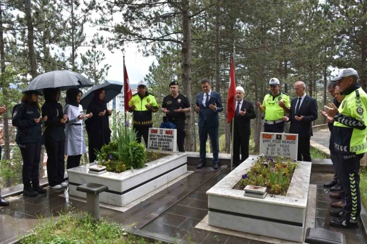 Şehit Nihat Karakoca kabri başında anıldı
