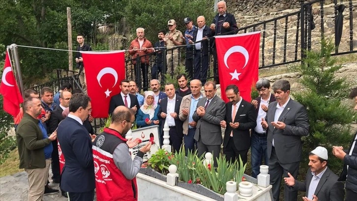 Şehit öğretmen Necmettin Yılmaz kabri başında anıldı