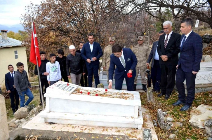 Şehit öğretmen Uytun, mezarı başında anıldı
