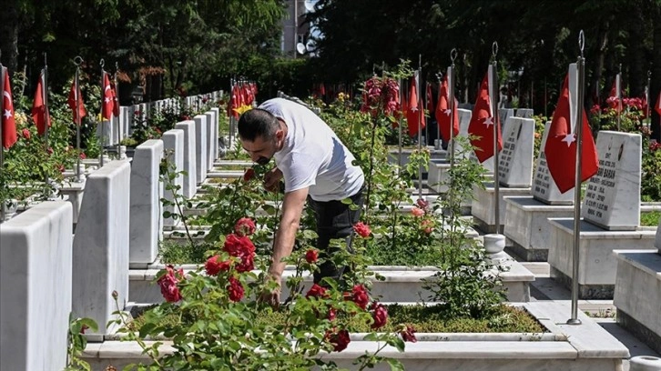 Şehit yakınları ve gaziler bayram arifesinde Cebeci Askeri Şehitliği'ni ziyaret etti