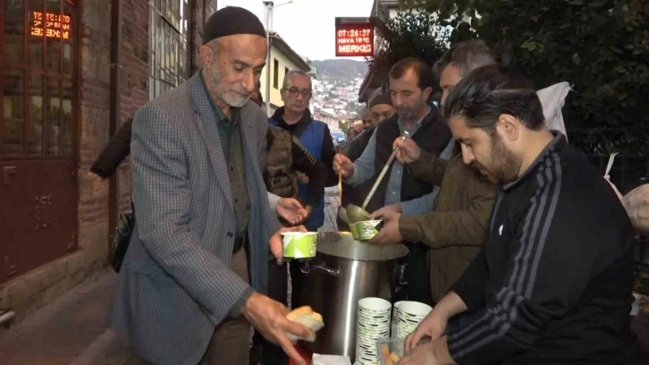 Bursa'da şehitler için dua okuyup çorba dağıttılar