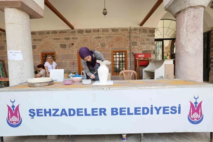 Şehzadeler’in kadınları el emeklerini sanata dönüştürüyor
