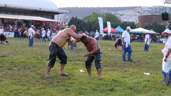 Sekapark Yağlı Güreşlerinde son 16 turu başpehlivanları belli oldu
