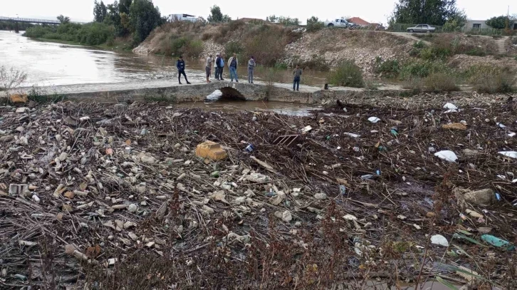 Sel sonrası Menderes Nehri çöple kaplandı