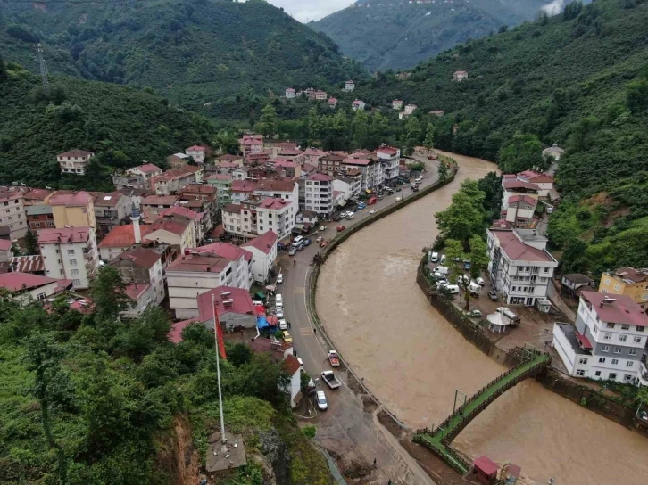 Sel, su baskınları ve heyelanların zarar verdiği Giresun’un Duroğlu Beldesi havadan görüntülendi
