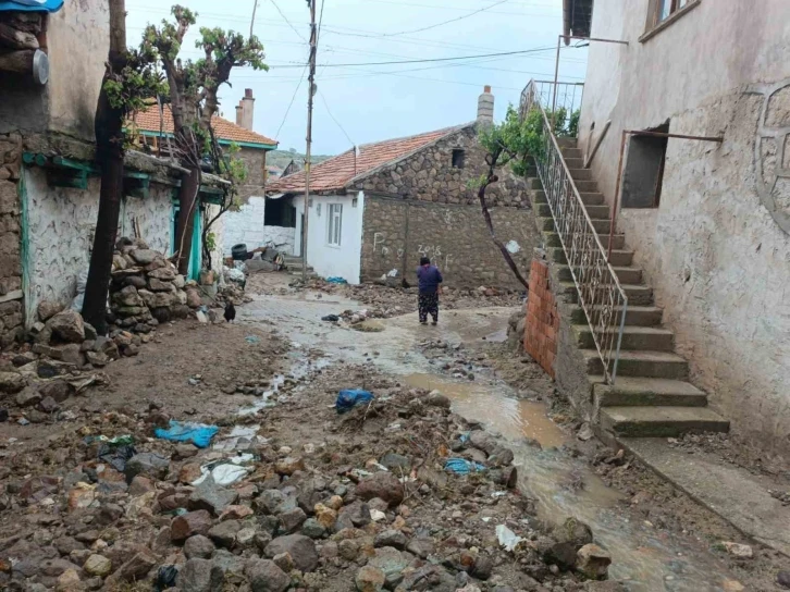 Sel suları parke taşlarını yerinden söküp önüne ne kattıysa sürükledi
