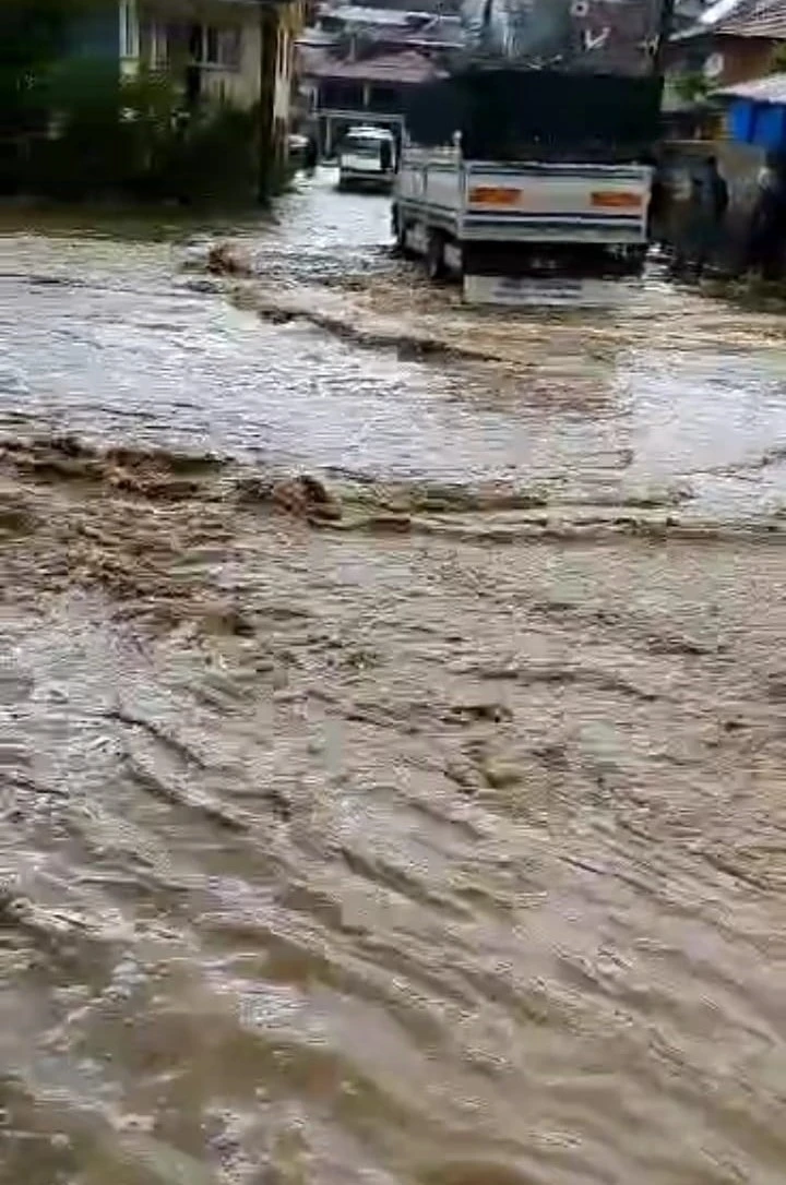 Sel sularının önüne ne geldiyse katıp sürüklediği anlar kamerada
