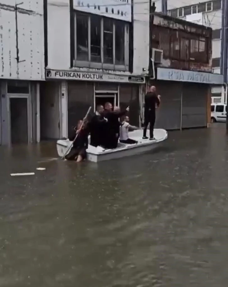 Sel vuran sanayide kayıkla gezenler gündem oldu
