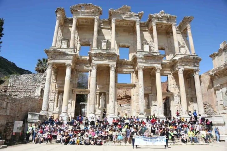 Selçuklu çocuklardan antik kentte barış mesajı
