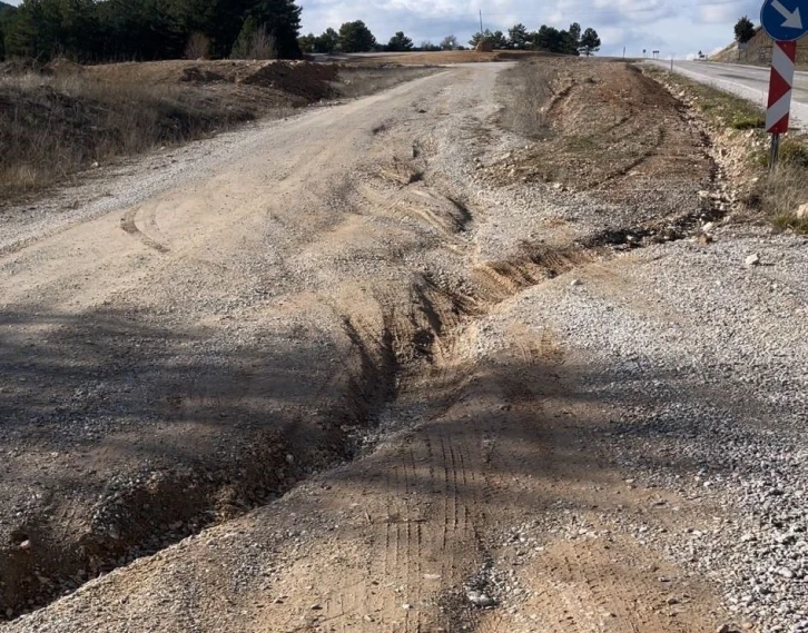 Selden dolayı çukur oluşan köy yolu tehlike saçıyor
