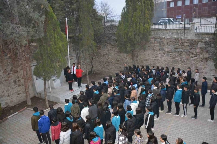 Selendi’de şehitlere saygı duruşuna Kaymakam Okumuş da katıldı
