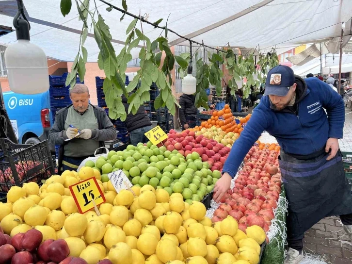 Semt pazarlarında kış meyveleri bolluğu
