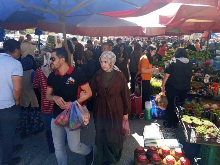 Semt pazarlarında Ramazan Bayramı yoğunluğu
