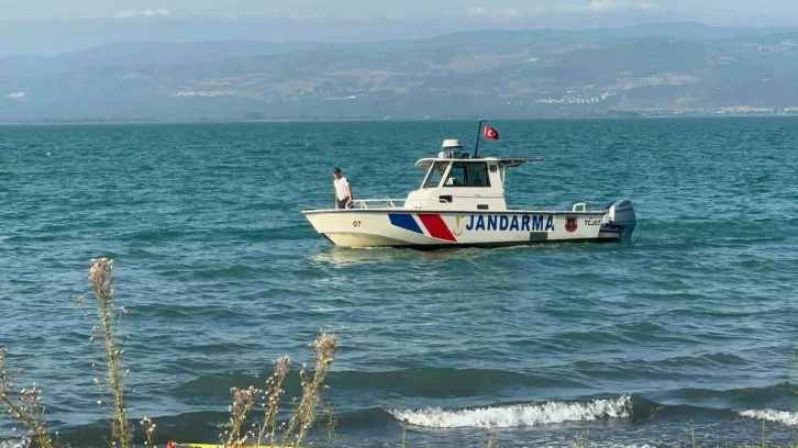 Serinlemek için göle giren çocuk boğuldu