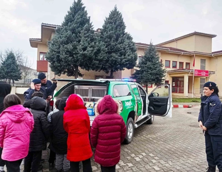 Sevgi evinde kalan çocuklar jandarma ile buluştu
