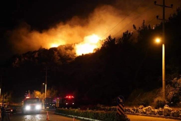 Seydikemer’deki yangın makilik alanda devam ediyor
