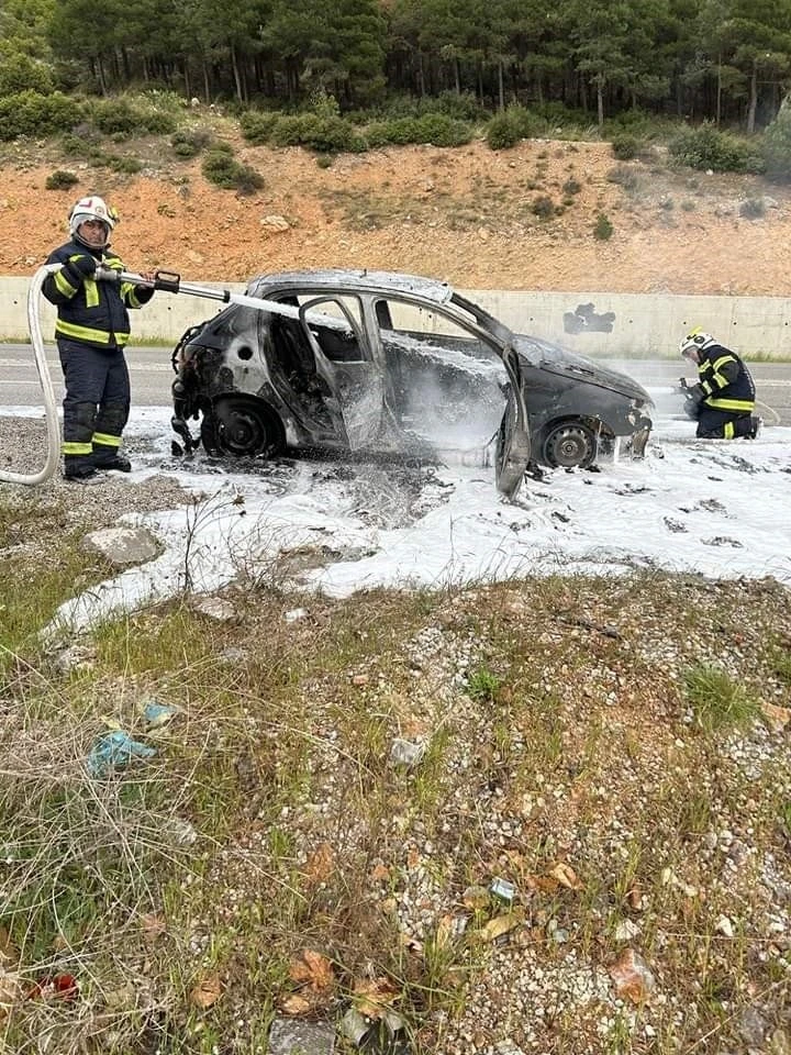 Seyir halinde alev alan otomobilden geriye hurda yığını kaldı
