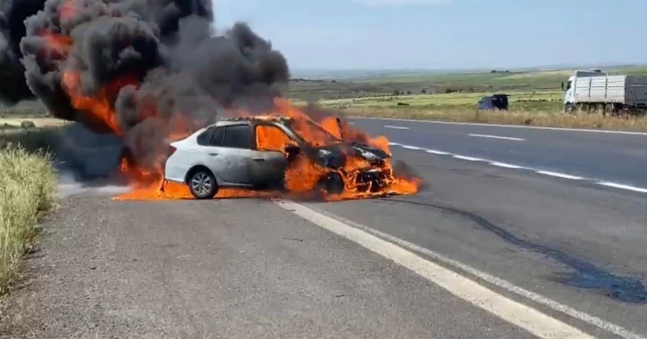 Seyir halinde bulunan otomobil alev topuna döndü
