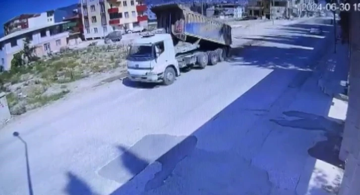 Seyir halinde damperini açan kamyon, 200 metre boyunca yola toprak döktü o anlar kamerada
