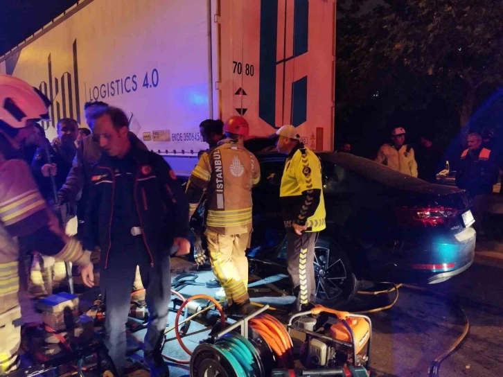 Seyir halindeki araç park halindeki tıra ok gibi saplandı: 1 ağır yaralı
