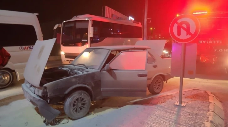 Seyir halindeki aracın motor kısmında yangın çıktı
