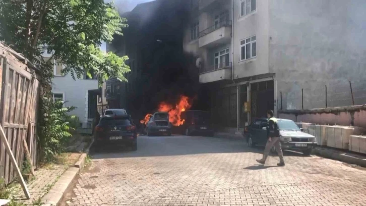 Seyir halindeki otomobil alev alev yandı
