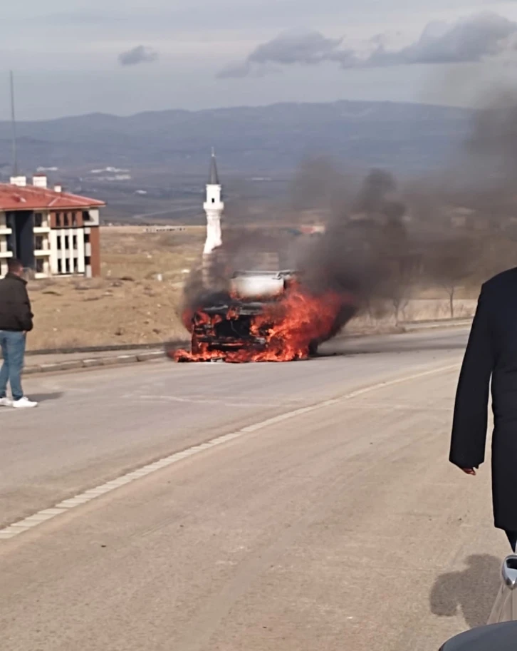 Seyir halindeki otomobil bir anda alev topuna döndü
