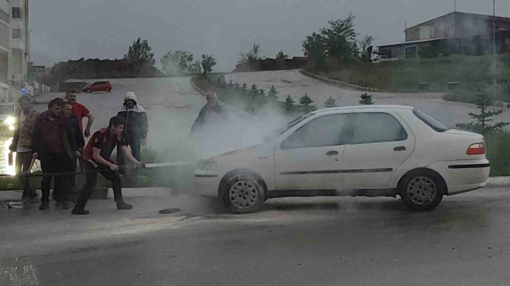 Seyir halindeki otomobilden yükselen dumanlar paniğe neden oldu
