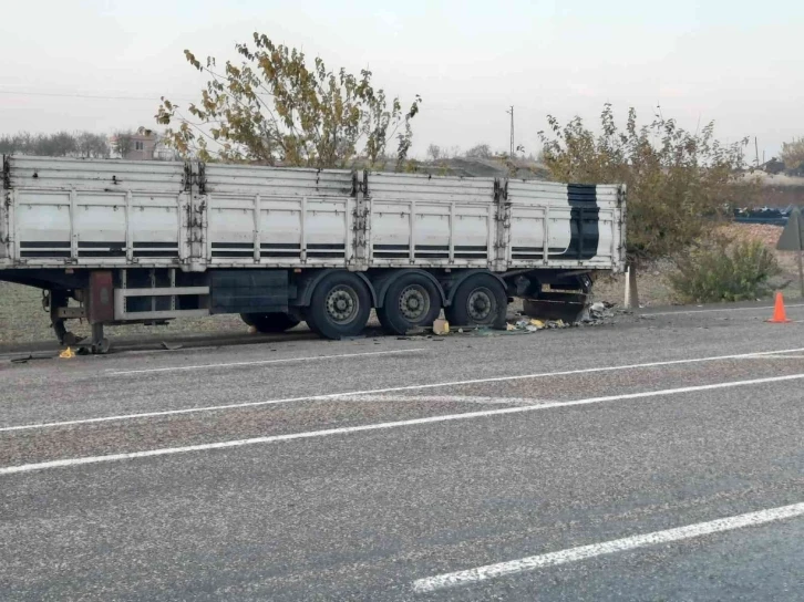 Seyir halindeki tır alev yandı
