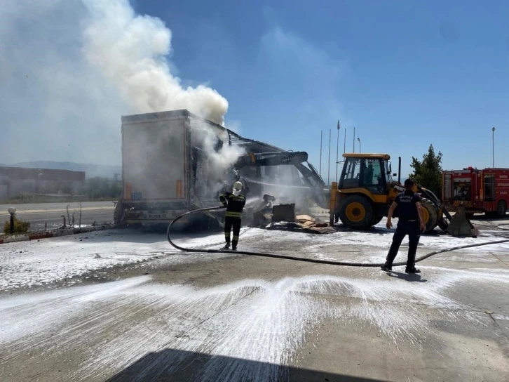 Seyir halindeki tırın lastikleri alev aldı
